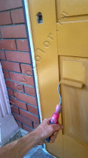 Покрасить уличную дверь валиком